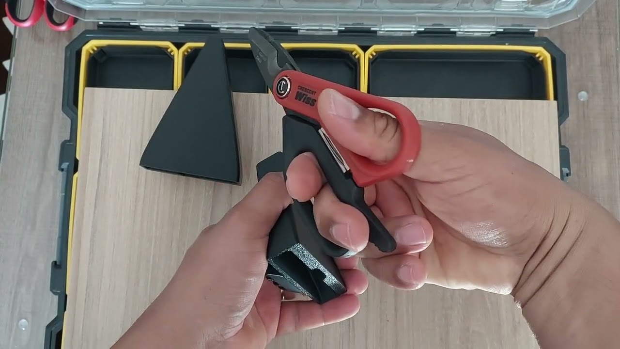 Tesoura para Eletricistas Crescent Wiss® com Bainha Personalizada em Impressão 3D