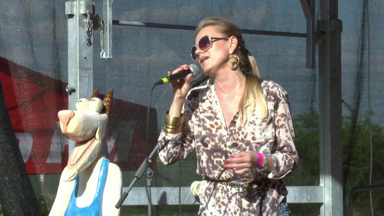 Leona Machálková : 