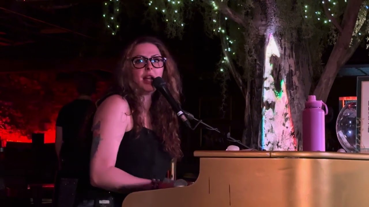 Dueling Pianos Nashville, Alexandria Garza-Hartless, Kyra Léon