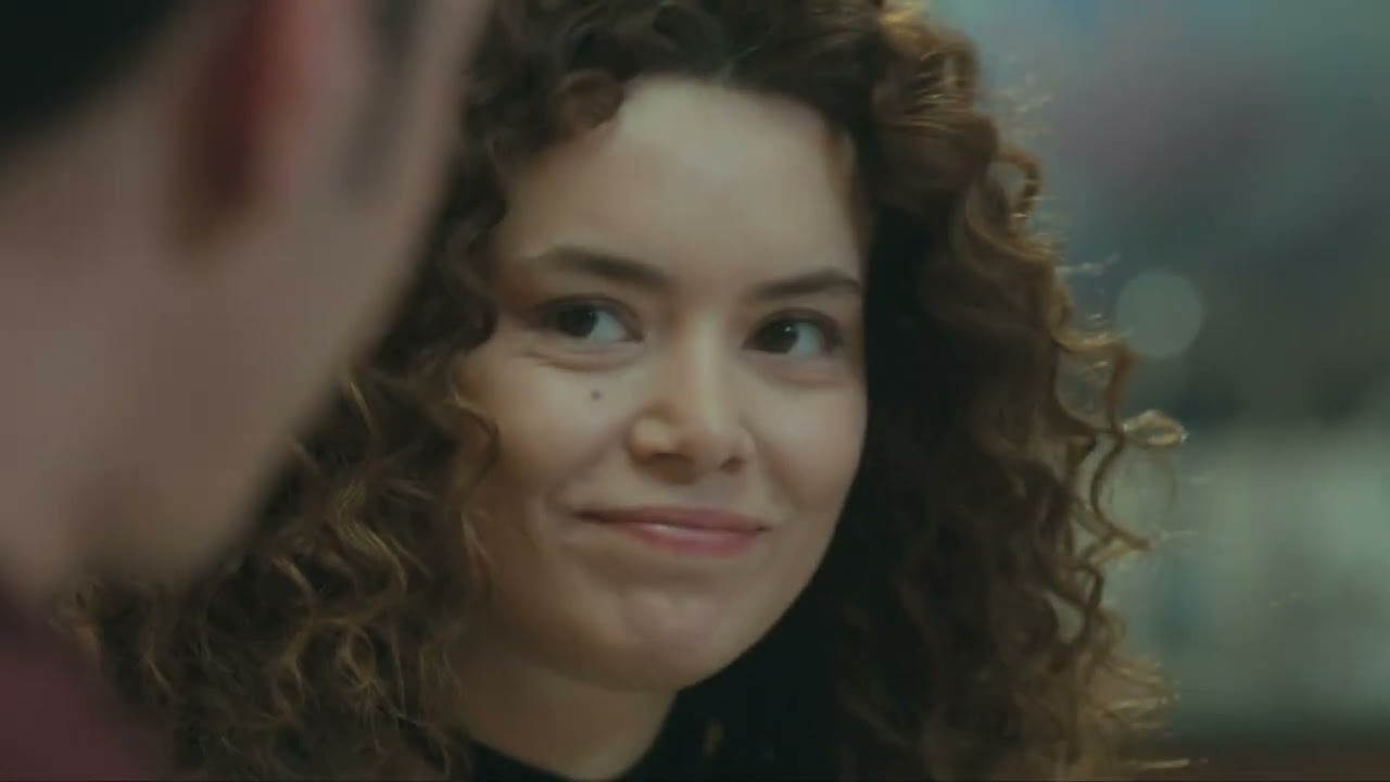 Enver agride Sirin após ler o diário dela: 