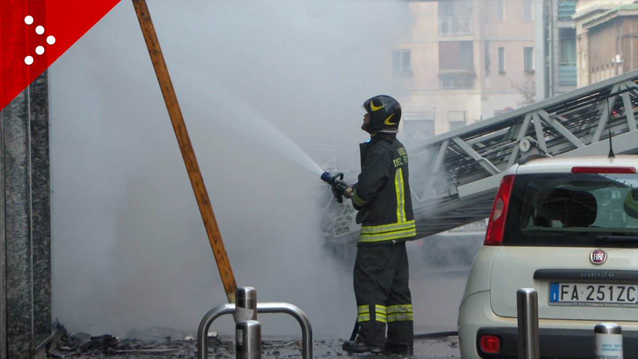 Milano, incendio in Via Plana: in fiamme negozio e-bike e monopattini