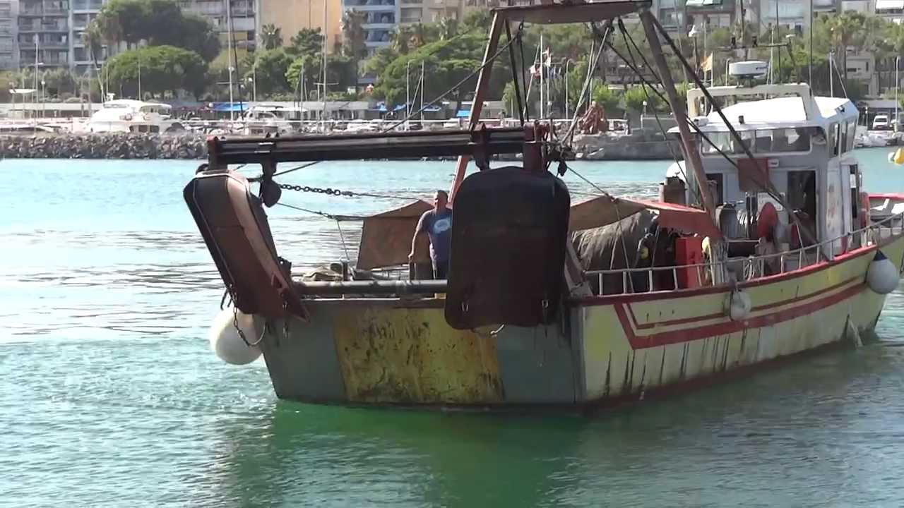 Llegada de un barco de pesca al Puerto de Blanes (21-8-2013)