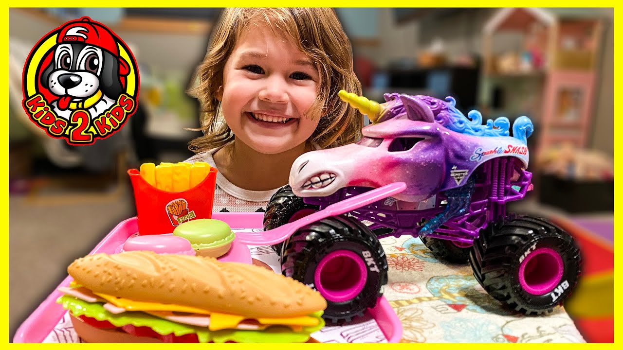 🦄Sparkle Smash Goes to Worst Restaurant EVER! 🍟 Father & Daughter Playing with Monster Jam Trucks