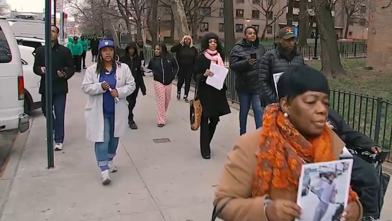 Члены семьи и жители убиты горем и возмущены гибелью 7-летней девочки в результате стрельбы.