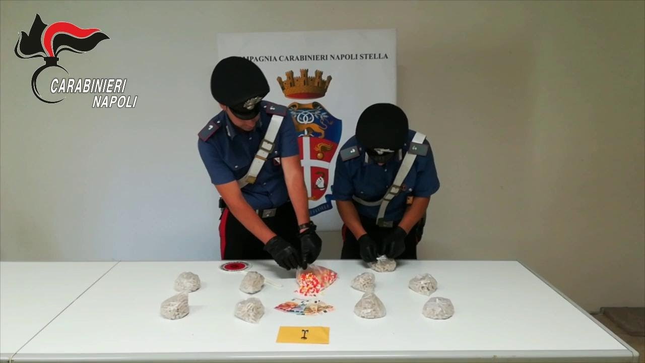 Scampia, oltra due mila dosi di droga nel vano scale: due arresti
