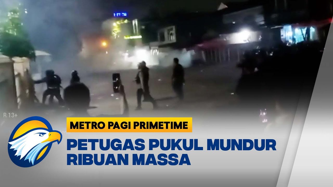 Brimob Bubarkan Massa di Mapolsek Pondok Gede - [Metro Pagi Primetime]