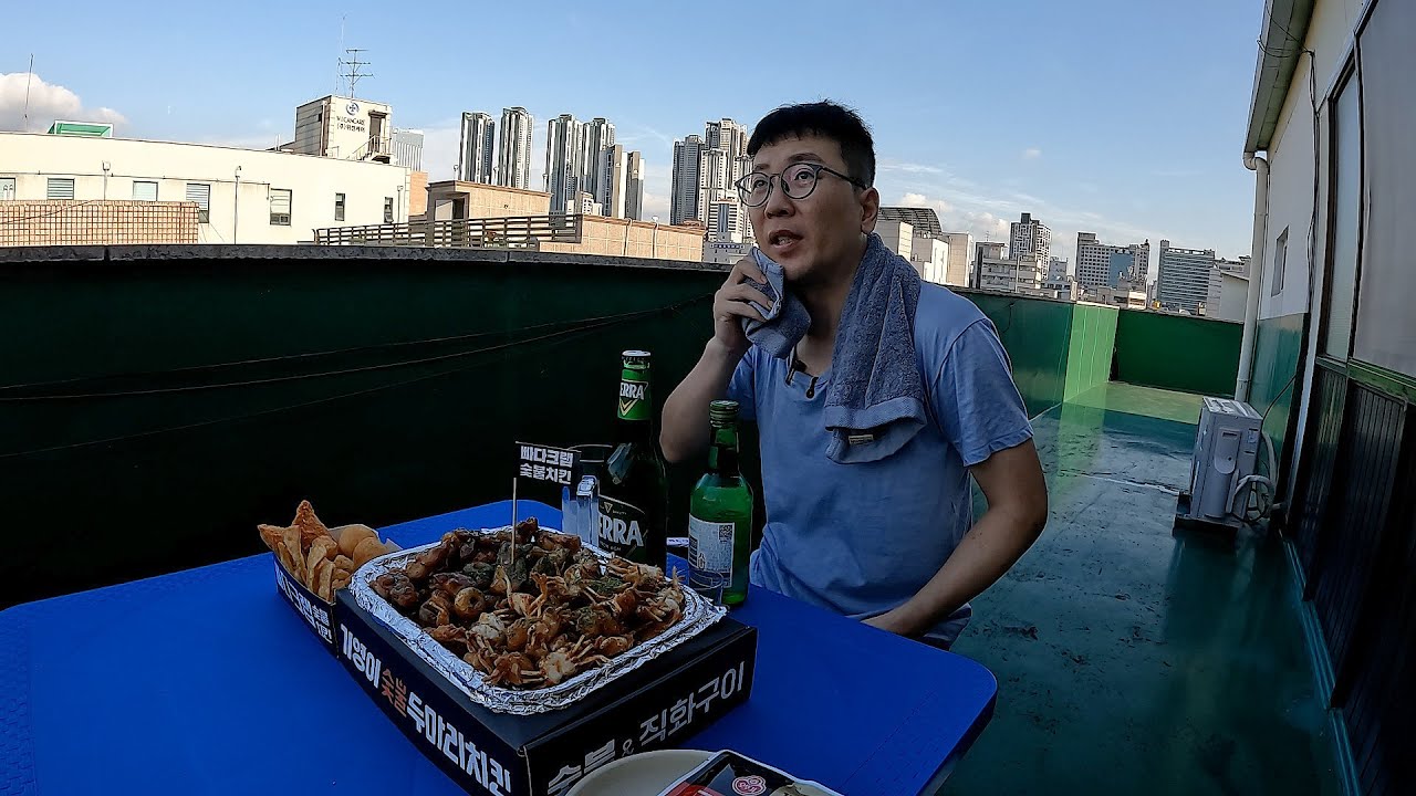 옥탑에서 낮술 까는 행복에 사는 중년의 삶