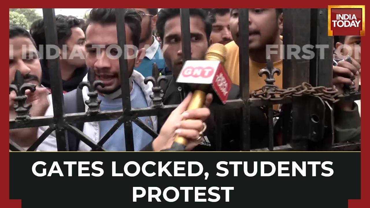 Jamia Entrance Blocked By Security, No One Allowed To Go Leave The Campus Or Enter The Campus