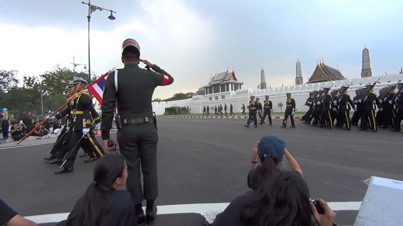 ทหารสวนสนามกลับที่ตั้ง หลังจากเสร็จพระราชพิธีฯ และการแห่ริ้วขบวนพระบรมราชอิสริยยศ
