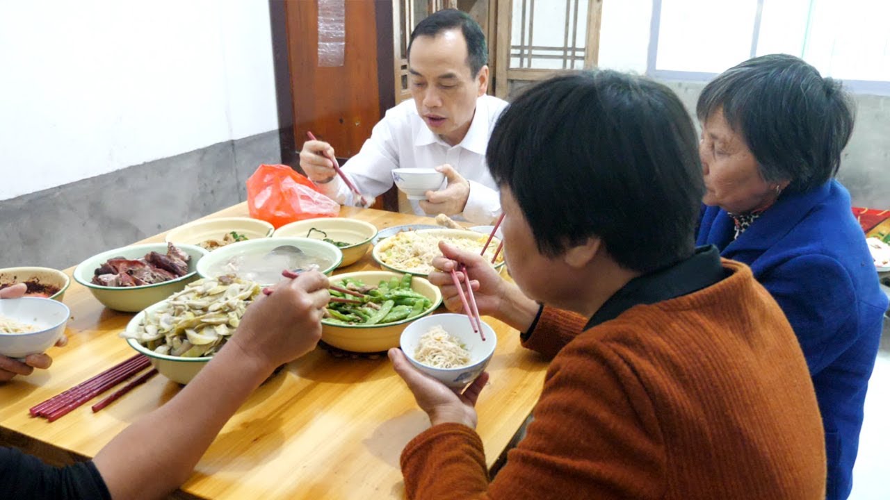 坐月子第13天，外婆外公太姥姥來看外孫女，婆婆準備了壹桌好菜