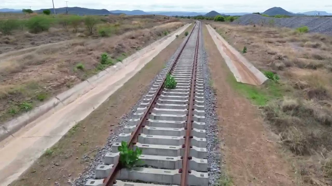 Trilhos na Ferrovia Oeste Leste. FIOL lote 5. Guanambi-BA.