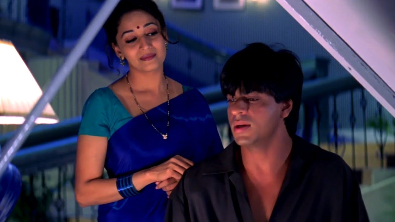 Shahrukh Khan is trying to sing a song in anger | Hum Tumhare Hain Sanam