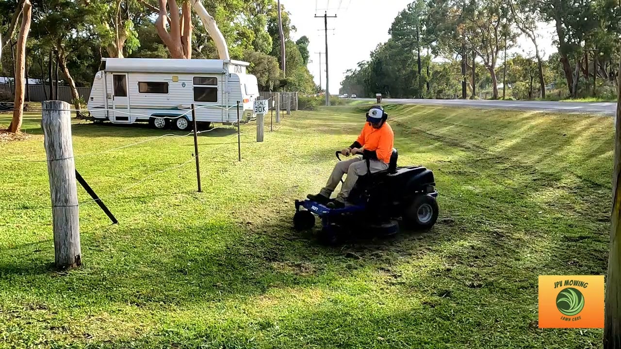 Mowing a large block of land on a sunny morning in Australia 🇦🇺 😎