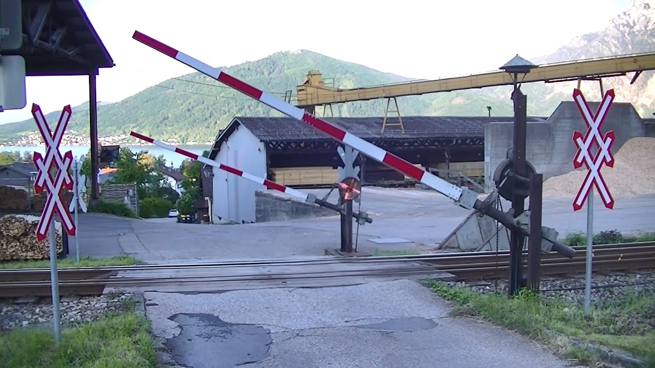 Spoorwegovergang Altmünster am Traunsee (A) // Railroad crossing // Bahnübergang