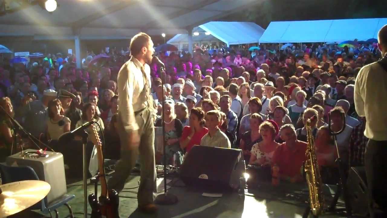 Si Cranstoun (Live) - 'Ella Hula Hula' at Twinwood 2012