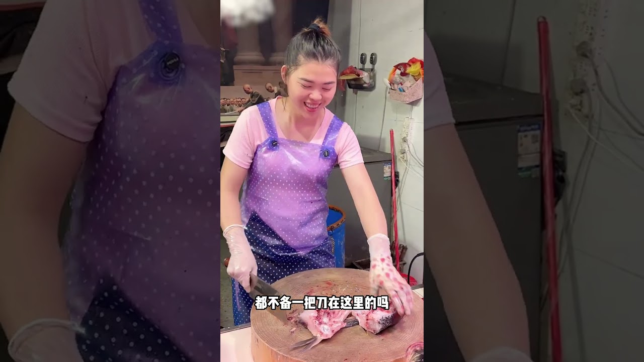一条鱼引发的冲突！老板娘这做法你觉得对吗？#冲突 #正能量 #刀工 #厨房菜刀