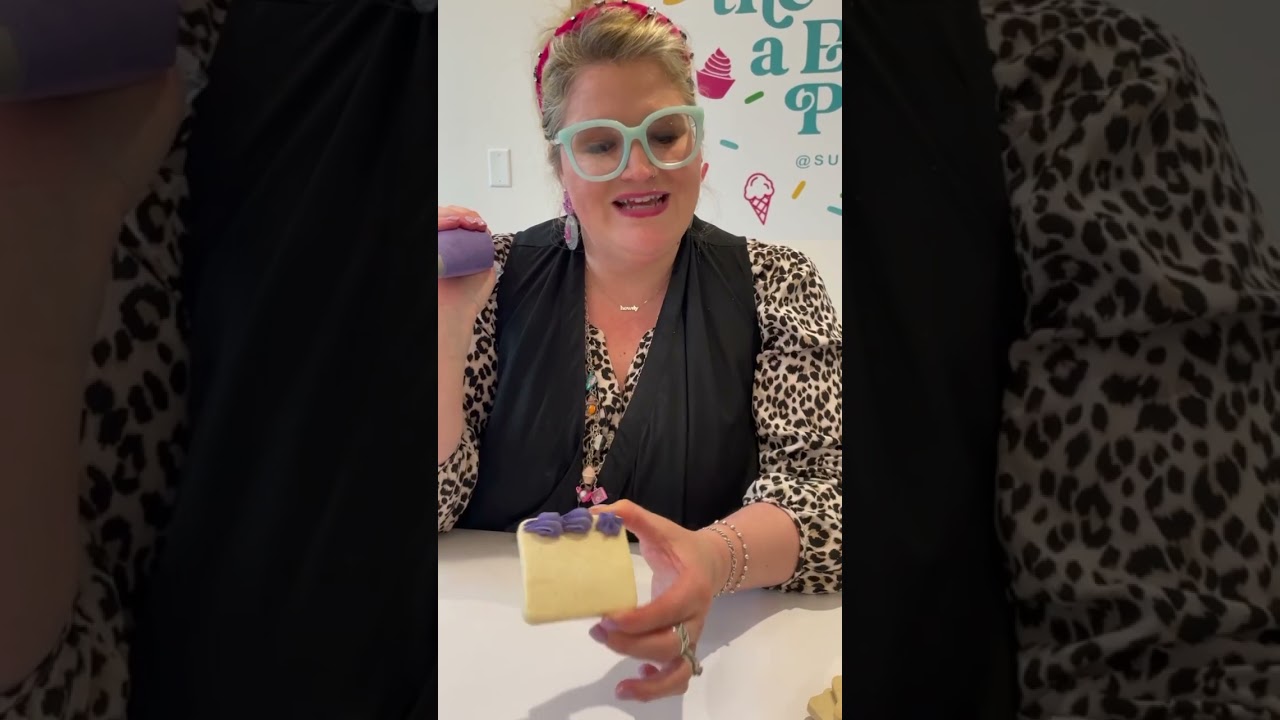 Join Sugar Drop as we show how to use Tip # 1M, an open star tip