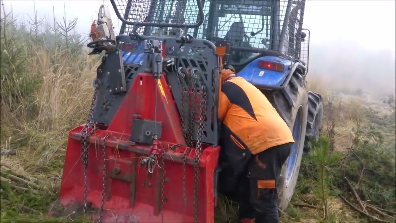 Forest job / Těžba a přetahování stromů traktorem - New Holland T5070 #246