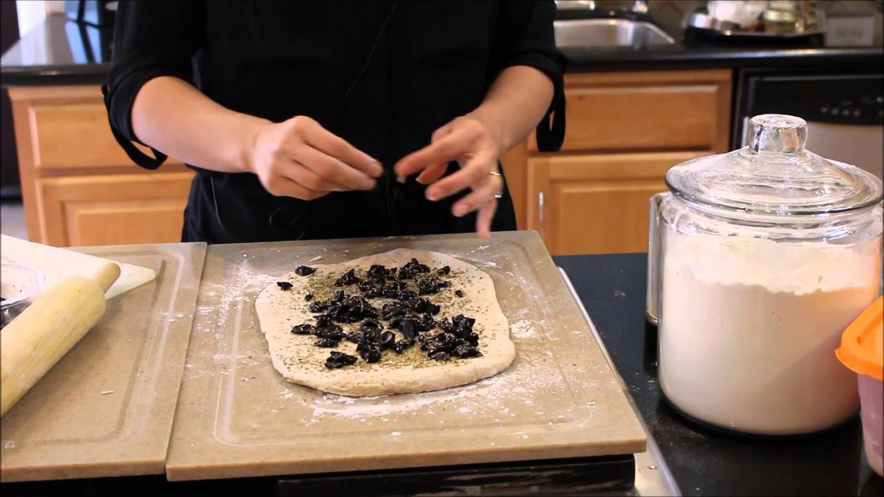 Eliopsomo: Olive Bread