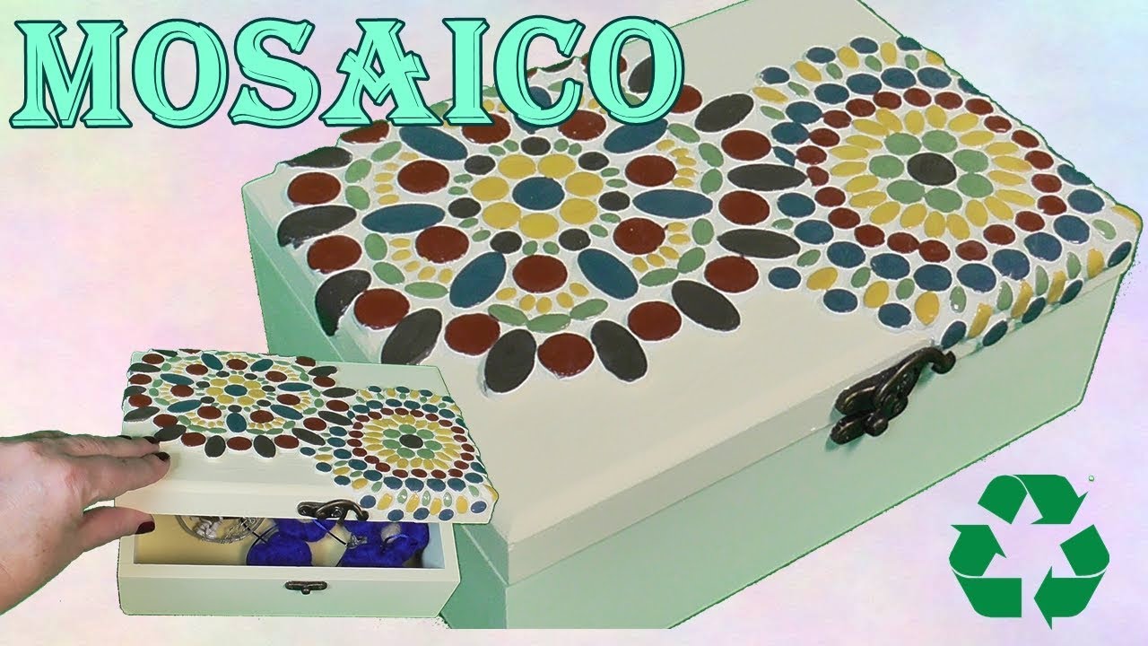 Caja de madera decorada con mosaico. Teselas de masa flexible