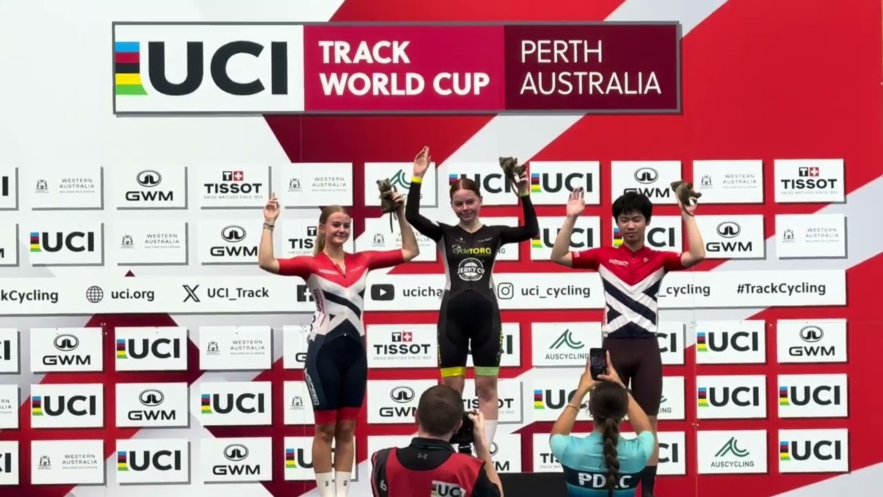 UCI WC 26 Junior race 2 medals