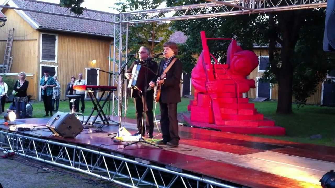 M.A.Numminen  ja Pedro Hietanen -Gummiboll (Kumipallo)_Rauman pitsiviikko 27.7.2012