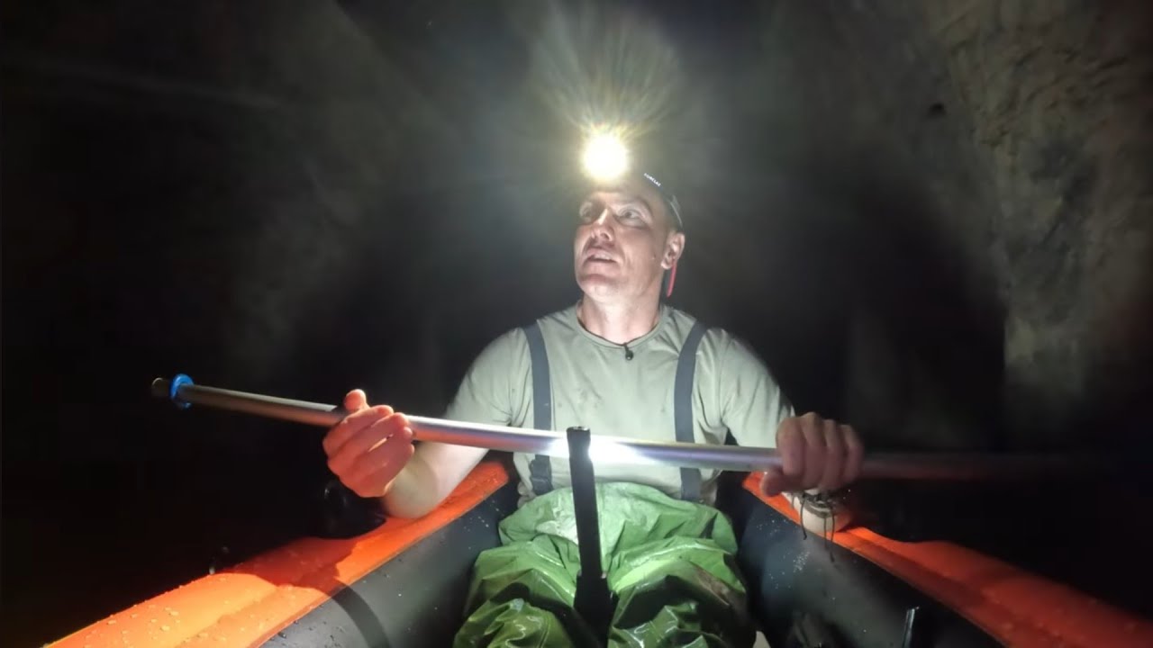 Cu barca intr-unul din cele mai lungi tuneluri din Romania