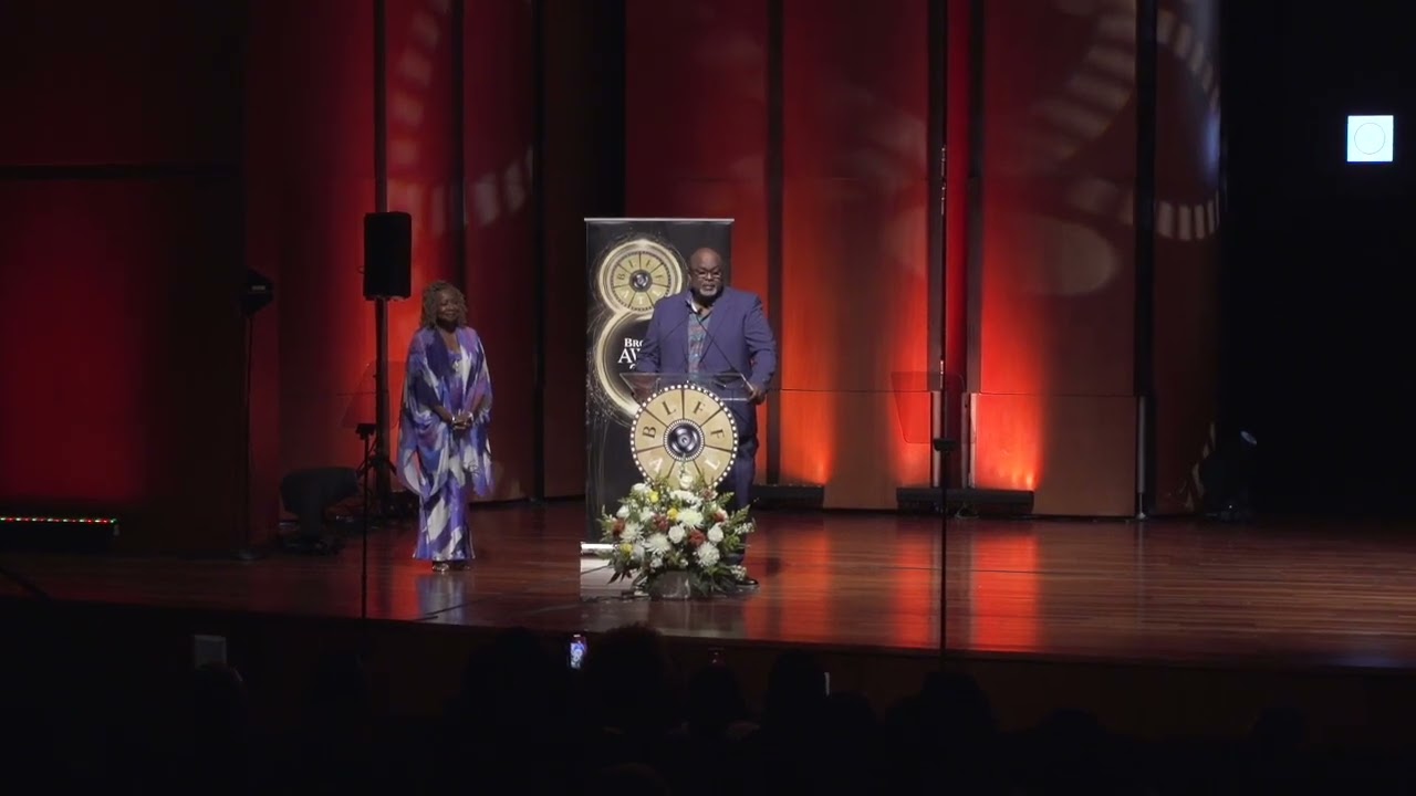 Gil L. Robertson accepts the BronzeLen Founders Award