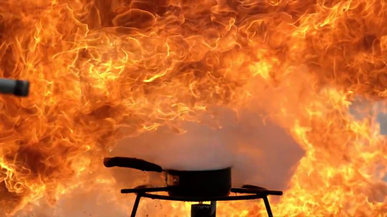 Waarom je geen brandende pan met vet met water moet blussen.
