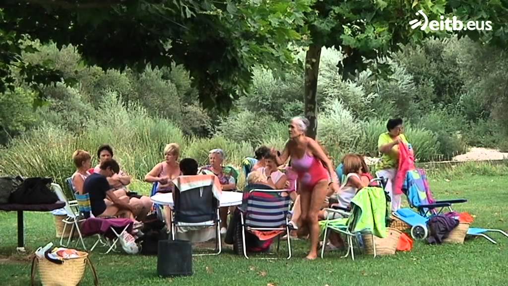 Baño de agua fresca en Urederra a su paso por Artavia
