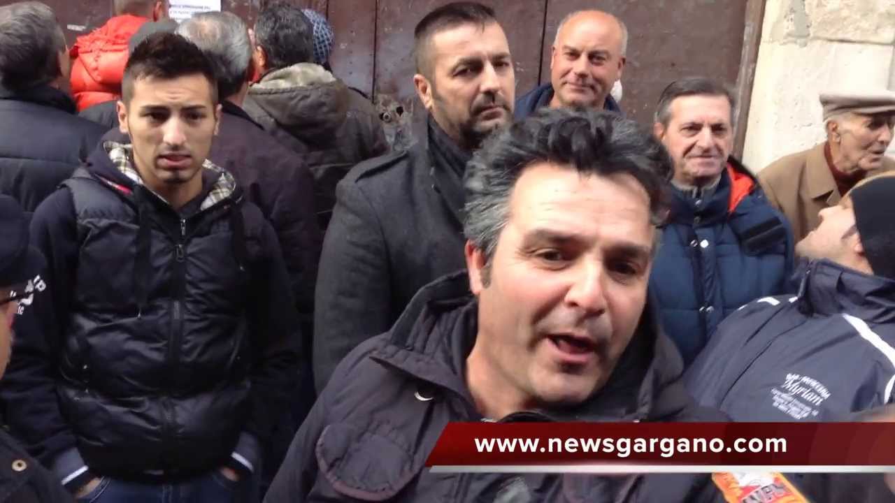 Monte Sant'Angelo - I MONTANARI in piazza e l'Amministrazione al caldo, in casa.