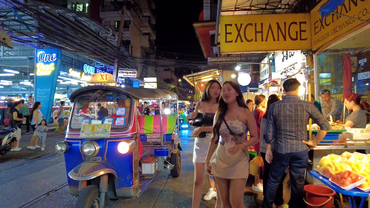 4K 🇹🇭 Walking around Pratunam Market (Sunday Night) in Bangkok, Thailand