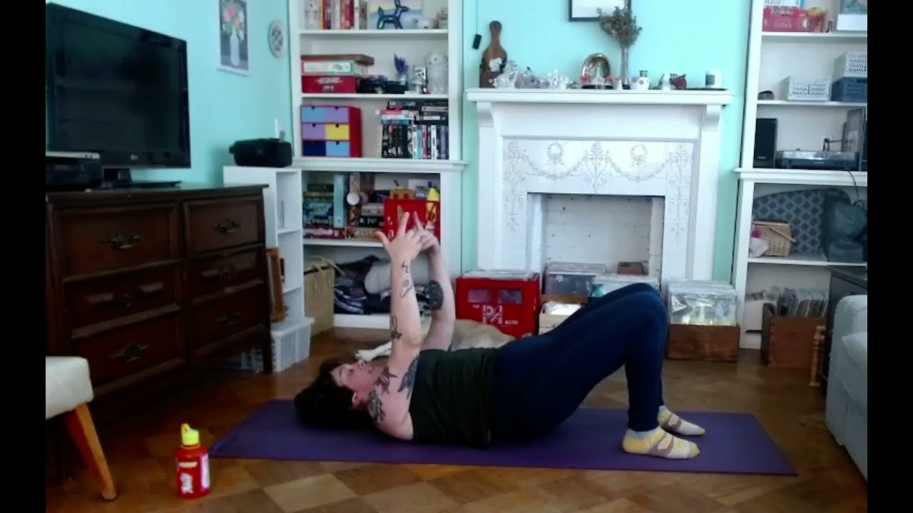 wfh flow 👨‍💻 pilates to stretch + strengthen your shoulders + hips