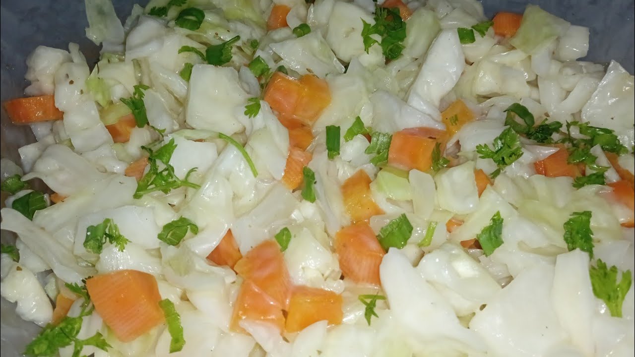 Você tem repolho e cenoura em casa?Faz essa salada fácil e rápida!