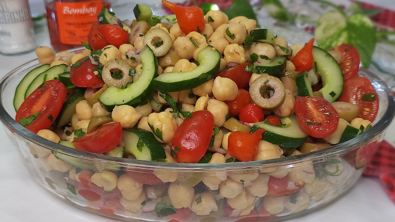 TRANSFORME SUA MESA COM ESSA SALADA DE GRÃO DE BICO IRRESISTÍVEL - TAMIRES MOTA