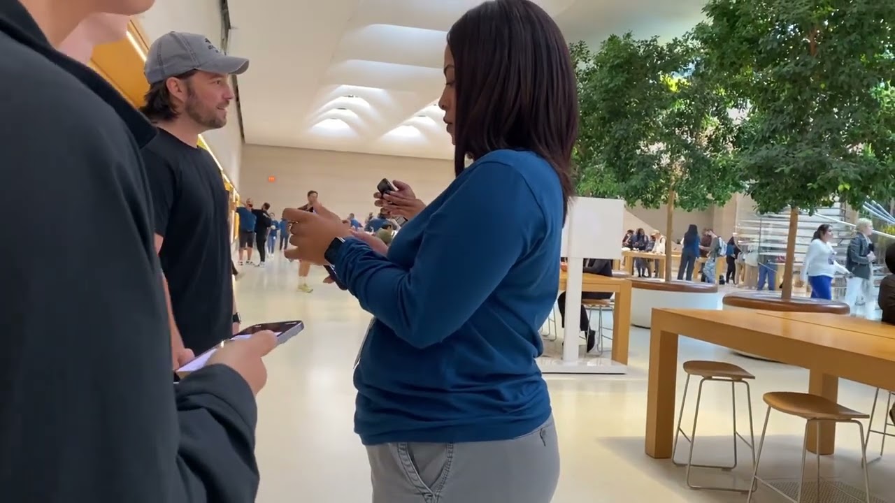 At 5th Avenue Apple Store to pick up my Iphone14 Pro Max