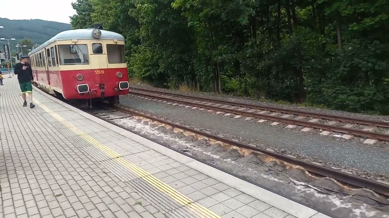 Připojen&iacute; motorov&eacute;ho vozu M240 (Singrovka) k vagonu bix (modelov&aacute; sobota na Zubačce 2023)