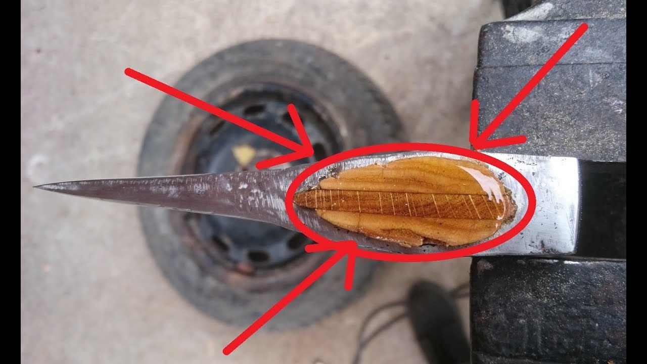 Dobijanie klinów trzonka. Securing an axe head with wedges [ENG SUB]