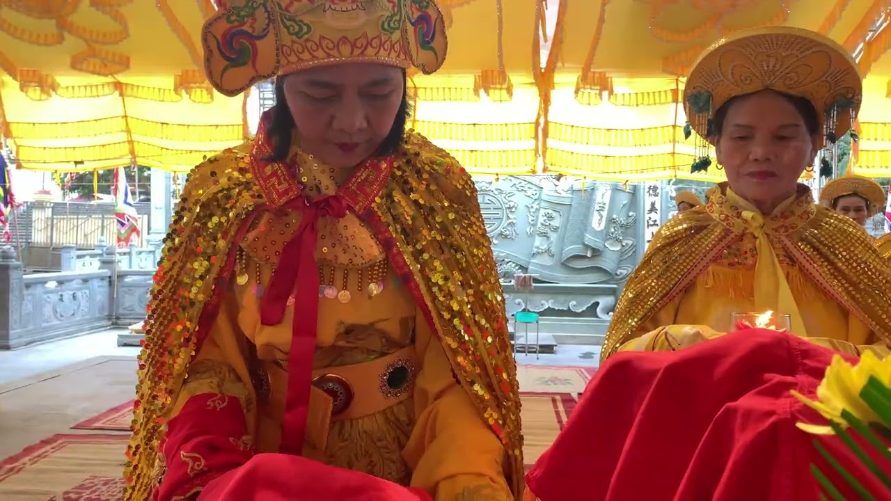 Đoàn Tế Nữ Quan Đình Bo Tế lễ tại lễ hội Đền Quan Phường Thái Bình. Hưng yên 