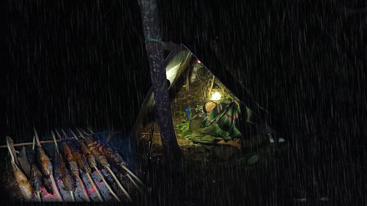 CAMPING HUJAN DERAS DI TEPI DANAU  YANG SURUT BERBURU IKAN SIANG DAN MALAM.