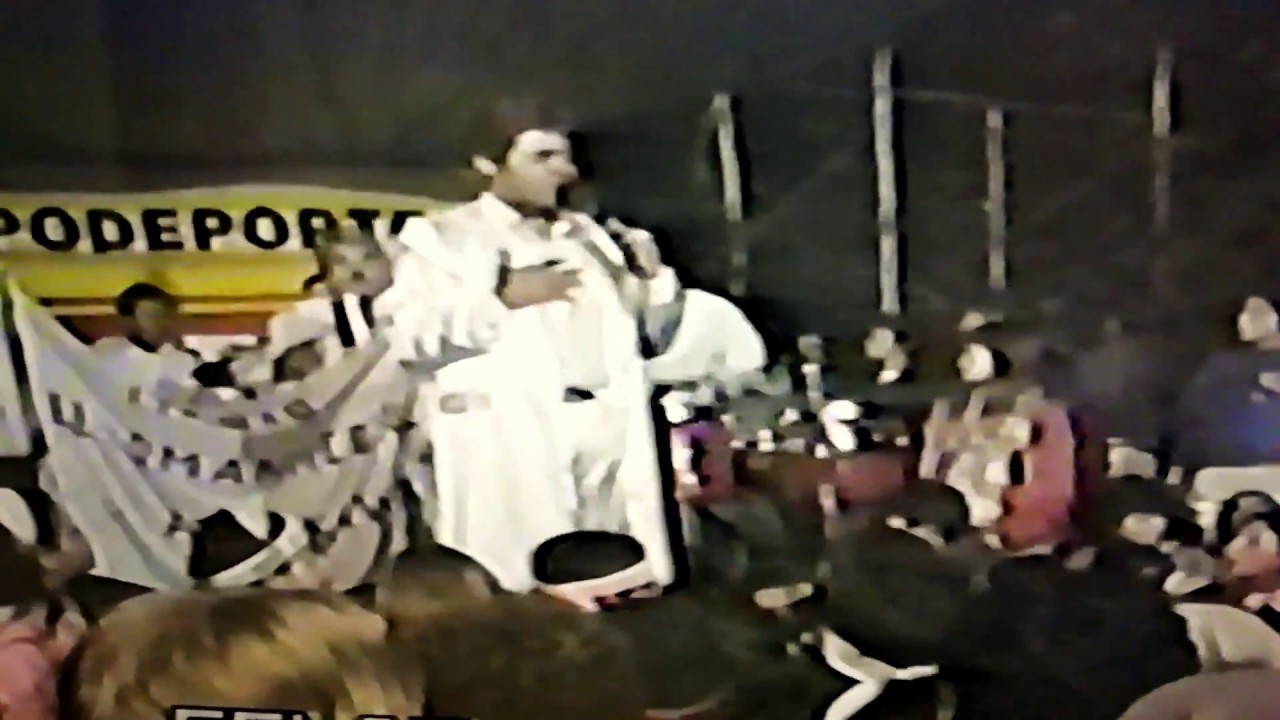 Mario Carlos y Aconkawa en vivo, interpretando 