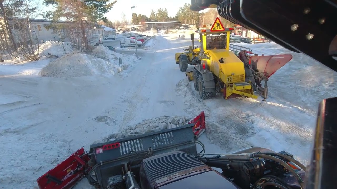 Huddig 1370 städar efter veekmas hyvel