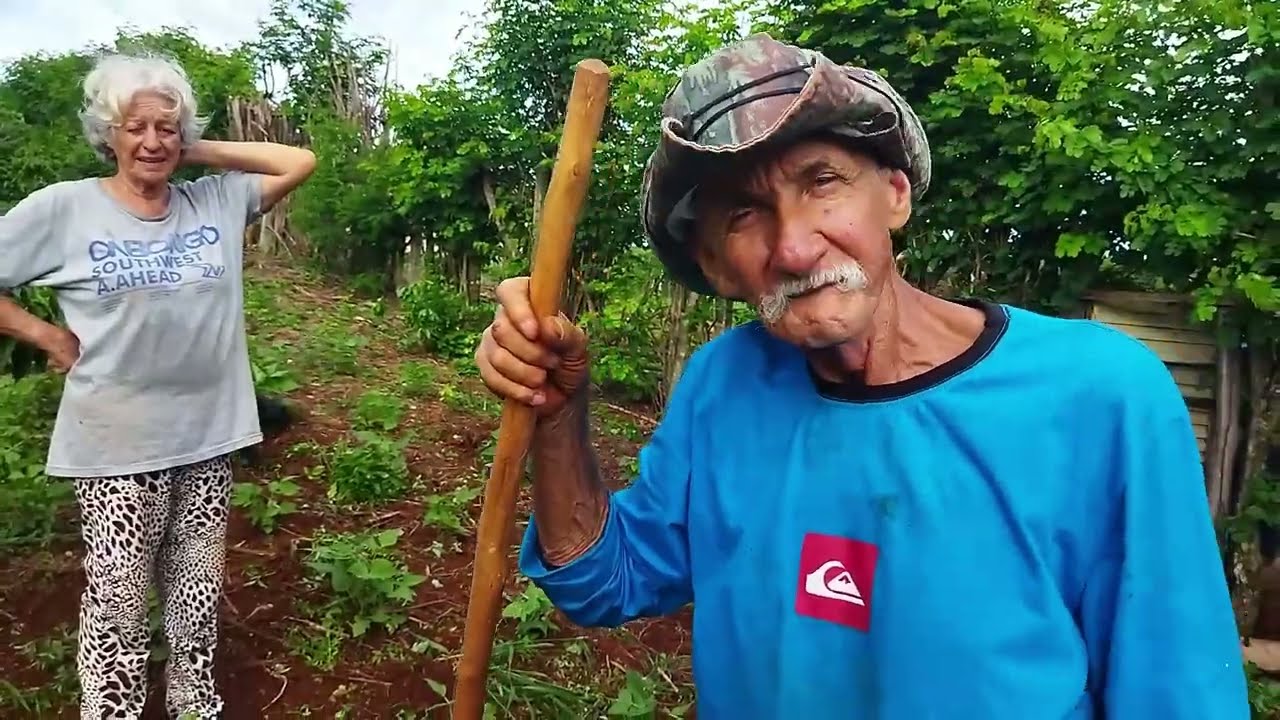 SEU SIDRAQUE E DONA SANTINHA NUNCA TINHAM MORADO NA ROÇA,  TRABALHANDO LADO A LADO NA CHACARA