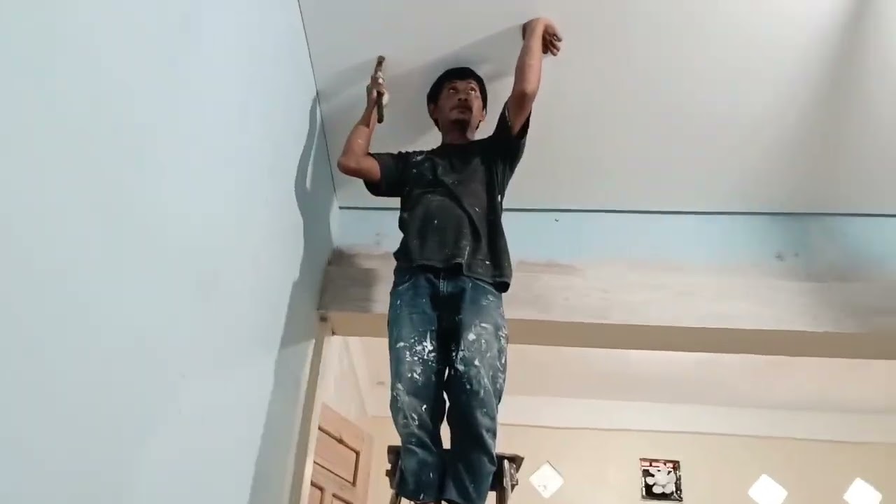 Plak Aris mengukur jarak rangka flapon di dapur baru