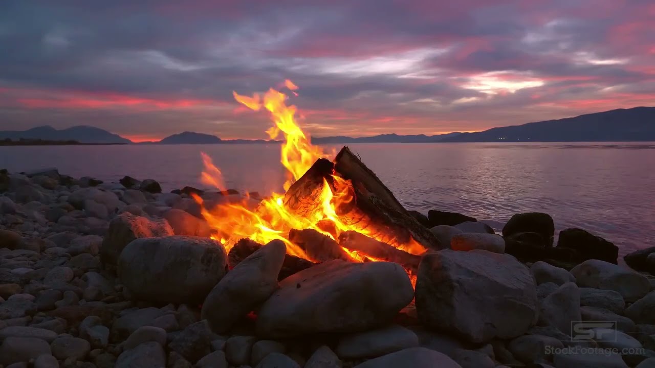 Dinlendirici uyku i&ccedil;in sahil kenarında kamp ateşi. | Campfire by the beach for restful sleep.