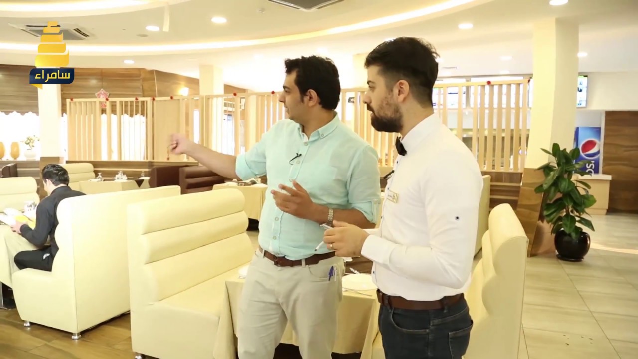 مقدم برنامج شوف شغلك يحاول تعلم مهنة كابتن الصالة في المطعم