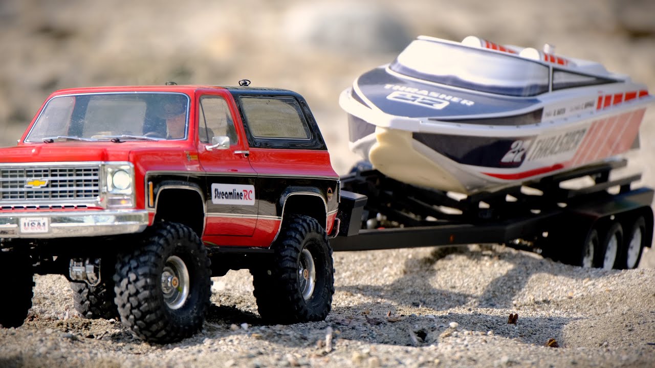 Traxxas Chevy Blazer буксирует реактивный катер Thrasher к реке!