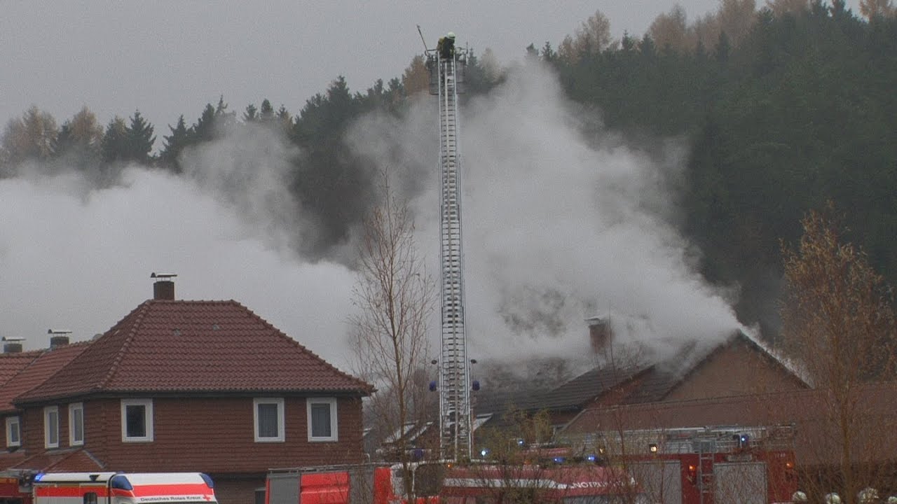 Schwelbrand in Scheune - Zwei Feuerwehrleute verletzt 18.11.2012