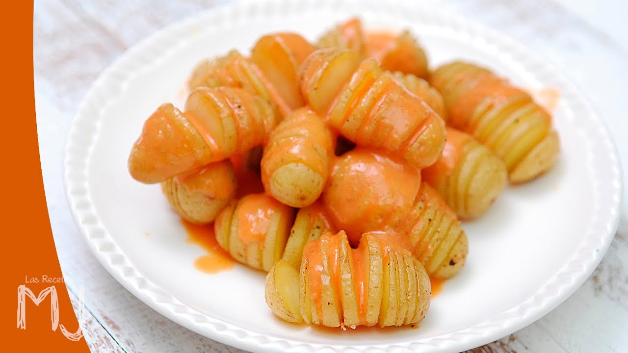 Patatas bravas Hasselback con salsa brava tradicional