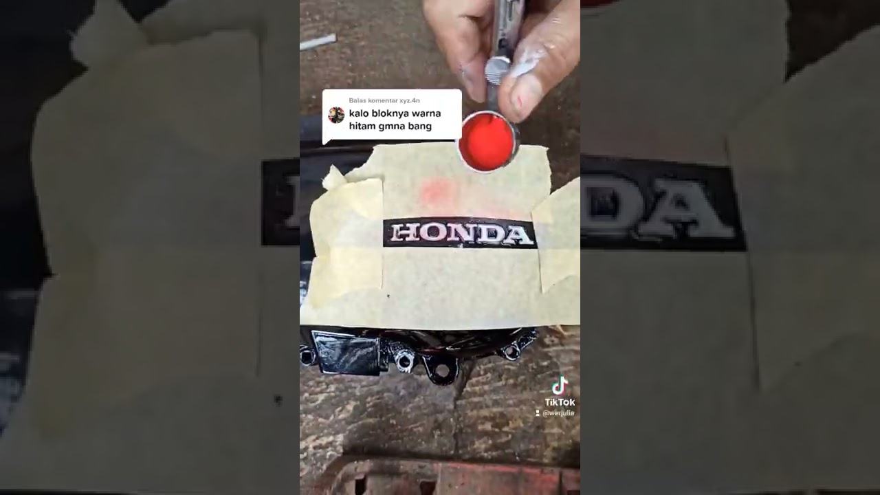 Repaint logo Honda dengan blok warna hitam 